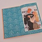 Texte: "BRIAR UNIV", "66". Illustration eines Paares, das sich umarmt. Hintergrund: blaues Muster mit Sportmotiven.