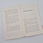 Der Titel lautet "Der Magische Augenblick". Es handelt sich um ein aufgeschlagenes Buch mit Text auf zwei Seiten.
