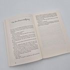 Das Buch zeigt den Titel "Vor dem Sonnenaufgang" oben auf der linken Seite. Es ist aufgeschlagen und auf Deutsch geschrieben.