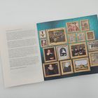 Links Text über Wappengalerien und Porträts. Rechts gerahmte Gemälde und Fotos auf einer blauen Wand.