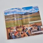 "Mongolei: Durch große Wassertanks, Solarzellen und viel Stauraum sind wir mit Paula bis zu drei Wochen autark." Oben: Landschaft mit Hügeln, Fahrzeug in der Mitte. Unten: Zwei Personen in einem gemütlichen, hölzernen Innenraum mit Tisch.