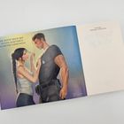 Illustration eines Paars, eng aneinander, Text: "Er hatte mich mit seiner Sanftheit zugrunde gerichtet."