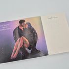 „Sie hätte mich gebrochen.“ Illustration: Ein Mann und eine Frau sitzen eng umschlungen. Die Frau hat blaue Haare.