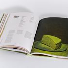 "CRÉPE-TORTE" steht oben. Die linke Seite zeigt Zutaten, die rechte Seite eine grüne, geschichtete Crêpe-Torte.