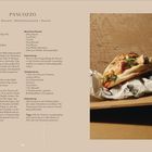 "Panuozzo: Rezepttext mit Zutaten und Zubereitung; daneben ein Bild eines belegten, gebackenen Brotes auf Papier."