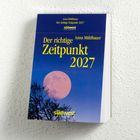 Der richtige Zeitpunkt 2027. Buchcover mit rosa Mond über Baumkronen vor einem blauen Himmel.