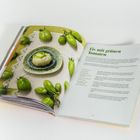 "Eis mit grünen Tomaten" steht groß auf einer Rezeptseite. Links grüne Tomaten und Kugel Eis auf einem Teller.