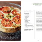 Gemüsequiche Rezept von Alexandra Pieper. Zutaten und Zubereitung beschrieben. Links eine Quiche mit Tomaten und Kräutern.