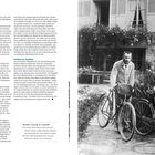 Links: Text erzählt von Marie Curies Leben und Wissenschaft. Rechts: Schwarz-Weiß-Foto eines Paares mit Fahrrädern vor einem Haus.