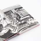 Eine schwarz-weiße Illustration in einem Buch zeigt ein tanzendes Paar vor großen Fenstern.