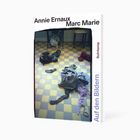 Buchtitel: "Auf den Bildern" von Annie Ernaux und Marc Marie. Auf dem Boden liegt verstreute Kleidung auf Schachbrettmuster.