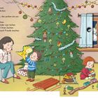 "Frohe Weihnachten!" steht in roter Schrift. Eine Familie spielt fröhlich um einen geschmückten Weihnachtsbaum.