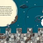 Ein kleines Gespenst hüpft fröhlich mit Schlüsseln auf einer Burgmauer im Mondschein. Fledermäuse und eine Maus sind da.