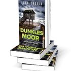 Text: "LARS ENGELS, DUNKLES MOOR, Janosch Janssen ermittelt". Mehrere stapelbare Bücher mit einem düsteren Moorbild.