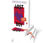 „HUBERTUS KOCH LOST BOY“ oben. „SPIEGEL Bestseller“ Aufkleber. Bücherstapel mit rotem und blauem Porträt.