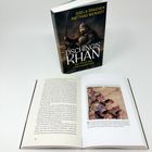Der Titel lautet "Dschingis Khan: Der Fürst des Unermesslichen". Ein Buch steht aufrecht, daneben ein aufgeschlagenes Buch.