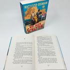 Der Titel des Buches lautet "Wir jagen Schatten" von Richard Osman. Es zeigt ein Cover mit einer Gruppe von Menschen.
