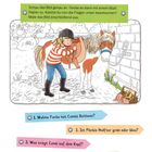 Texte beschreiben Conni, die ein Pony vorbereitet. Sie trägt Reithosen und Helm. Fleckis Halfter, Farbe: Blau. Fragen mit Farben.