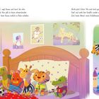 Texte: „Eine Kapitänin gehört...“, „Nicht jetzt, Shiri...“ 
Mädchen im Kinderzimmer ordnet Kuscheltiere, hebt Giraffe hoch.