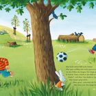 Max kickt den Ball, der zu einem Jungen rollt. Der Junge schießt den Ball zurück. Max bedankt sich. Szenen in einem Park.