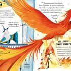 Text: "Fawkes, Dumbledores Gefährte ist ein magischer Phönix... Der Lebenszyklus eines Phönix... Ein Phönix wird sehr alt..."

Illustration: Zeigt einen großen, leuchtend roten Phönix mit ausgebreiteten Flügeln. Links steht eine Figur in einem blauen Gewand mit weißem Bart auf einem Balkon. Pfeile zeigen auf verschiedene Eigenschaften des Phönix, wie seine Fähigkeit, sich zu regenerieren und seine Heilkräfte.