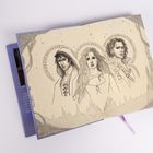 Ein Buch zeigt eine Illustration mit drei Charakteren. Sie tragen mittelalterliche Kleidung und haben mystische Zeichen um sich.