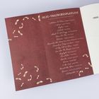 OCJC-TRAININGSPLAYLIST. Eine Liste von Liedtiteln und Interpreten auf rotem Hintergrund mit goldenen Konfetti und Noten.
