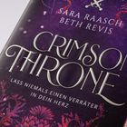 „Crimson Throne. Lass niemals einen Verräter in dein Herz.“ Dunkles, dekoratives Design mit floralen Mustern.