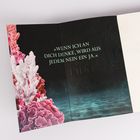 Text: „Wenn ich an dich denke, wird aus jedem Nein ein Ja.“ Links rosa und weiße Korallen vor dunklem Hintergrund.