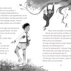 Yannik schüttete seinem neuen Freund das Herz aus, während sie durch den Park gingen. Ein Junge und ein Affe sind zu sehen.