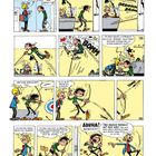 Eine Comic-Seite. 

1. Person 1 spricht über körperliche Ertüchtigung.
2. Brummende Geräusche, während jemand mit einem Stab springt.
3. Person 1 fällt, es knallt "Bomm".
4. Andere Person sagt, das sei seltsame Büroarbeit.
5. Person 1 zielt mit Pfeil und Bogen.
6. Der Pfeil trifft versehentlich Person 1. "Auua!"