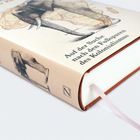 „Auf der Suche nach den Fußspuren des Kolonialismus.“ Buchcover mit Elefantenillustration, Lesebändchen sichtbar.