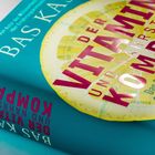 "Der Vitamin- und Nährstoffkompass" in kräftigen Buchstaben auf einem türkisfarbenen Hintergrund, ergänzt mit weiteren Texten.