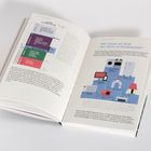 Texte: "100 kWh pro Person und Tag", "Wie nutzen wir heute den Strom im Privathaushalt?" Diagramm und Illustration mit Haushaltsgeräten.