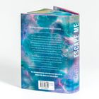 Texte beschreiben einen Spannungsroman mit dem Titel „ESCAPE ME“. Der Hintergrund zeigt ein farbenfrohes, galaktisches Muster.