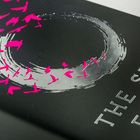 Unter Text: "The Sixth Factis". Ein grauer Kreis mit pinken Vögeln in Flugrichtung oben links.