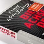 Buchtitel: "Die Achse der Autokraten" von Anne Applebaum. Schwarzer Hintergrund mit rotem und weißem Text.