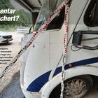 Elementar versichert? Ein Wohnmobil mit Messlatte, Hintergrund ein Auto. Es geht um Versicherung gegen Wetterereignisse.