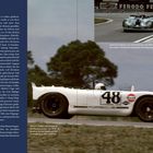Text beschreibt Renneinsatz von Rolf Stommelen in Le Mans, Steve McQueen. Bild zeigt weißen Porsche 908-022 Nr. 48.