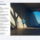 Text über Tipps für Marathonläufer links, Person in blauer Laufjacke joggt in modernem, lichtdurchflutetem Stadtbereich rechts.