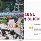 KANAL IM BLICK, ...am Stadthafen Recklinghausen. Menschen entspannen in Strandstühlen vor einer Wand mit buntem Graffiti am Wasser.