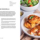 "EGG BITES MIT TOMATEN UND MOZZARELLA" Rezeptbeschreibung, Zutaten und Anweisung. Teller mit gebackenen Snacks und frischem Salat.