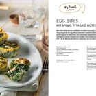 Egg Bites mit Spinat, Feta und Hüttenkäse. Rezept und Nährwerte. Bild: Fünf Muffins auf einem Teller, daneben Getränke.