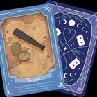 "The Quest. Eine lange und gefährliche Reise lag vor ihnen. Doch um den Prinzen zu retten, waren sie bereit, jedes Risiko einzugehen." Eine Illustration mit einer Karte, einem Fernrohr und einem Kompass. Im Hintergrund Karten mit Mondsicheln und Herzen.