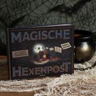 "Magische Hexenpost", Buchcover mit Hexenhaus und Zaubersprüchen. Im Hintergrund Netzstruktur und schwarzer Kessel.