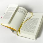 „Teil I“; offenes Buch mit Text, Lesezeichen und einem eingelegten Blatt.