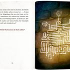 Text: „Welche Strecke müssen die Scouts wählen?“ Links Textpassage, rechts ein Labyrinth auf Stein mit Totenköpfen und einem Wolfsabzeichen.