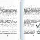 Text auf zwei Seiten. Links: Gespräch über Persönlichkeit und Mut. Rechts: nächtliches Treiben, Mondschein. Unten rechts: Illustration eines kleinen, pelzigen Wesens mit großem, buschigem Schwanz.