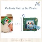 "Perfekte Größe für Kinder", "ca. 10 cm". Ein Baby hält ein Stoffbuch mit Eulenmotiv. Ein weiteres Stoffbuch ist daneben abgebildet.