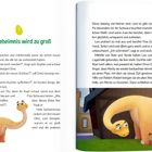 "Das Geheimnis wird zu groß" steht über einem Text. Darunter ein großer, gelber Dinosaurier neben Menschen vor einem Gebäude.